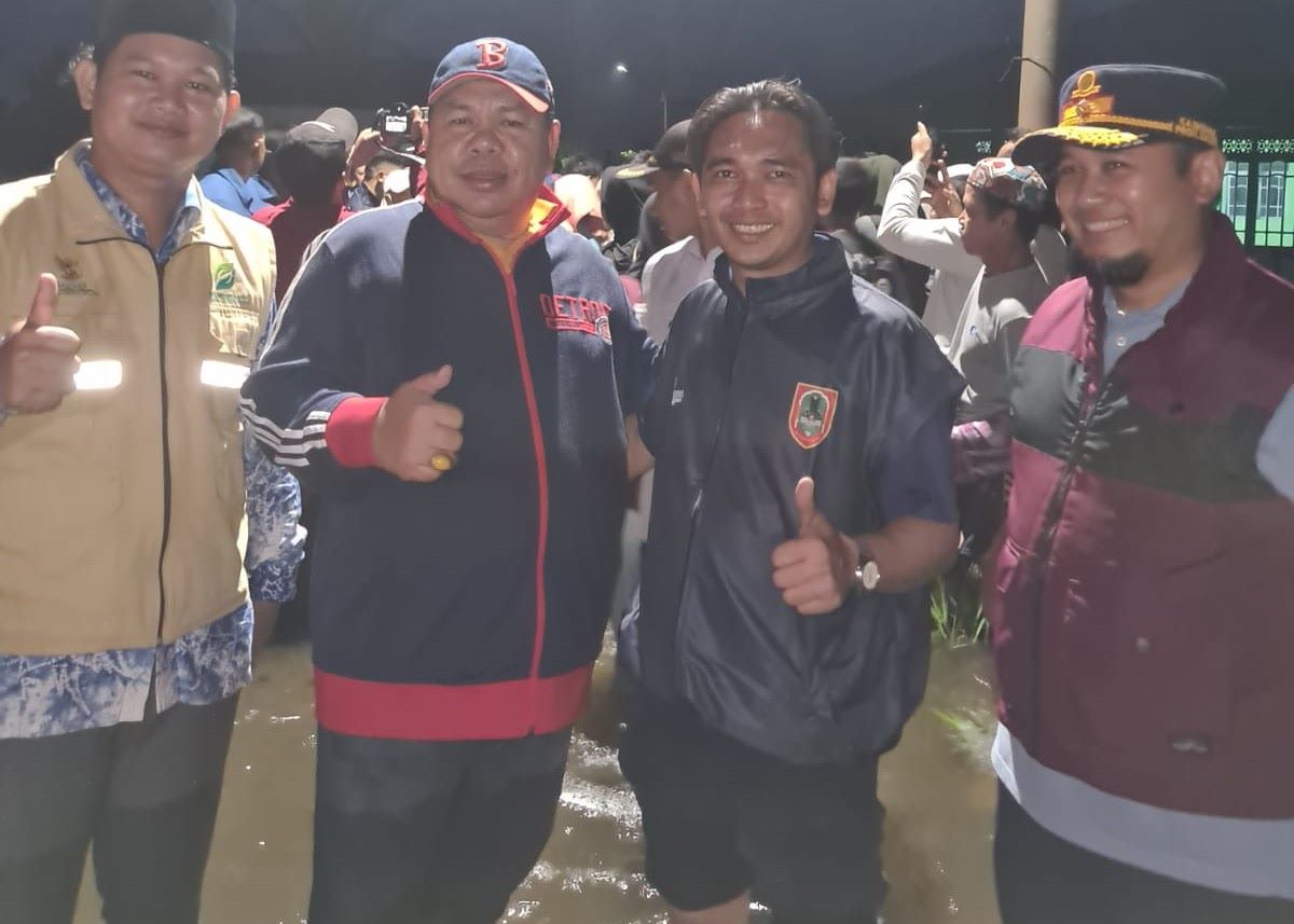 Tenaga Ahli Gubernur Kalsel Drs HM Tasriq Usman di Sungai Tabuk Martapura meninjau kondisi banjir. 