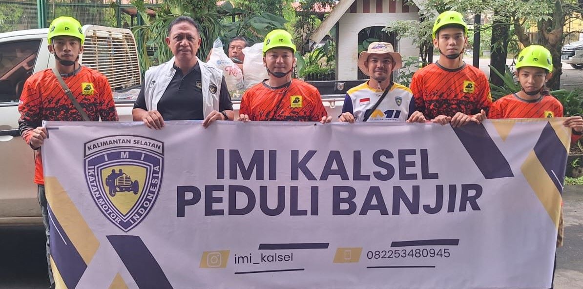 IMI Kalsel peduli banjir memberikan bantuan untuk warga di Desa Sungai Pinang